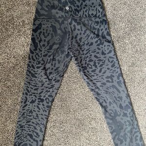 Leopard print grey Lululemon Cropped Leggings